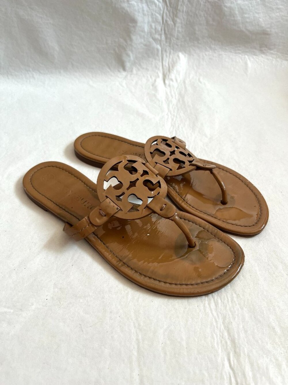 Tory Burch sandals miller flat flip flop tan patent leather size 8 monogram